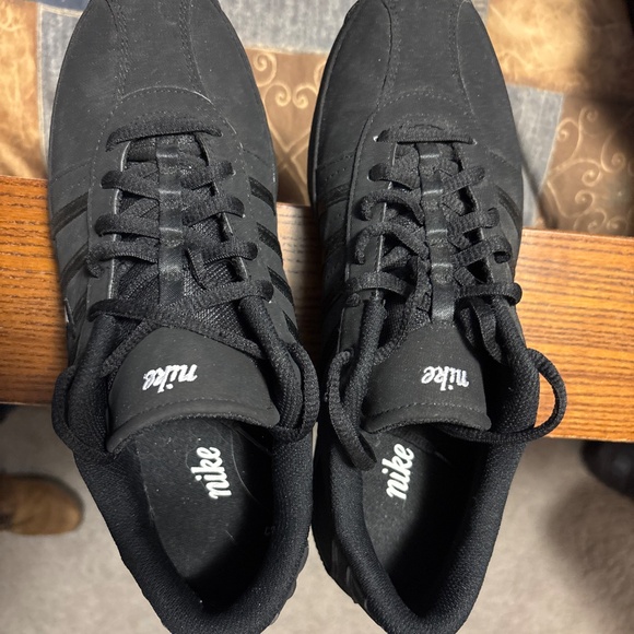 Nike Black and White Athletic Shoes Like New - Picture 2 of 5